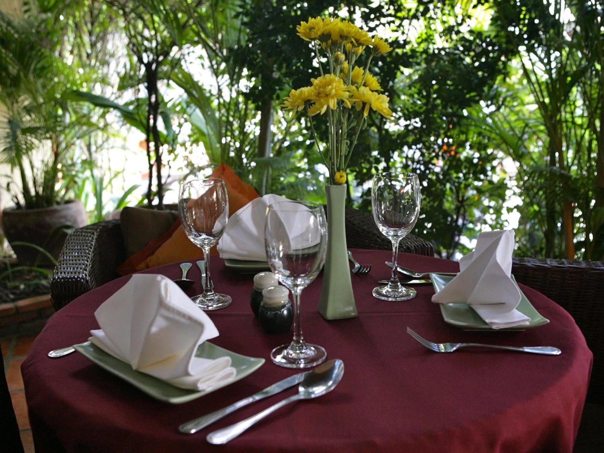 Anise Hotel And Restaurant Phnom Penh Exterior foto